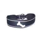 Imagen secundaria del producto Collar Tejido Reflectivo. Collar estampado de hueso con tejido reflectivo, cuenta con hebilla ajustable, anillo redondo para fijar la correa y broche de seguridad con píeza para evitar la apertura del broche. Material: Poliéster Color: Rosado, gris, negro Disponible: Razas medianas y grandes