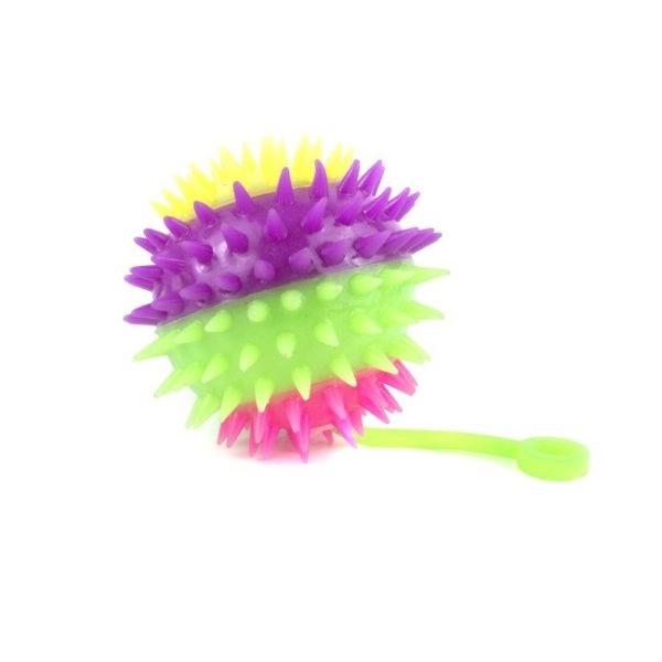 Imagen que muestra el producto Pelota Multicolor Para Mascotas. Pelota multicolor, cuenta con superficie en forma de púas, sonido y luz led interna. Material: Caucho  Color: Disponible en la foto  Disponible: Razas pequeñas y medianas.