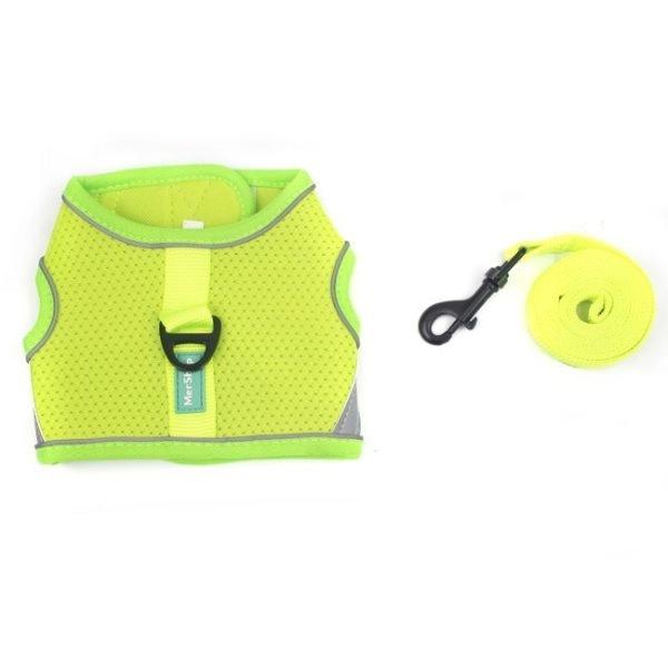 Imagen que muestra el producto Pechera Tipo Chaleco Con Velcro Para Mascotas. Pechera con correa, cuenta con tejido reflectivo, velcro ajustable, broche de seguridad y anillo tipo D para fijar la correa. Material: Poliéster, metal Color: Azul oscuro, azul claro, rojo, negro, verde, rosado. Disponible: Razas pequeñas