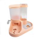 Imagen que muestra el producto Comedero Con Palanca Para Administar Comida Para Mascotas. Dispensador dos en uno, cuenta con separación, recipientes transparentes y abertura superior para una administración de alimentos cómoda y rápida. Material: Plástico Color: Amarillo Disponible: Razas pequeñas y medianas. Medidas: Largo37 cm* Ancho16 cm*Alto 30 cm