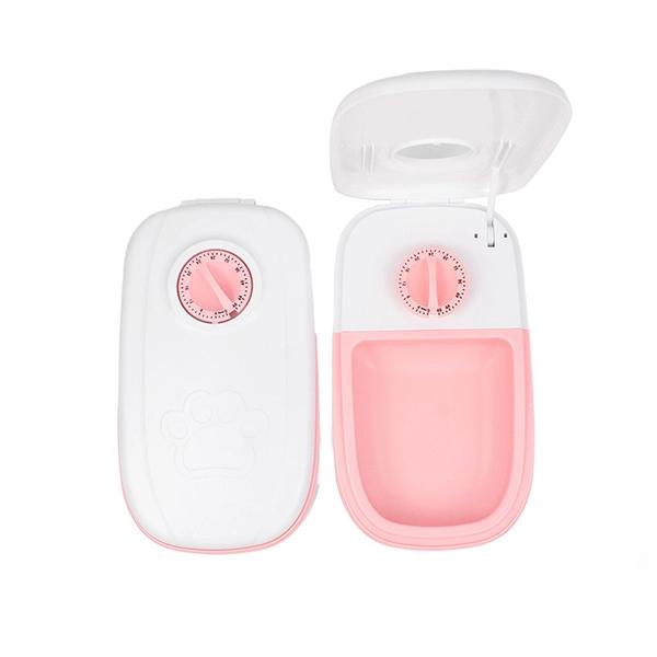 Imagen que muestra el producto Comedero Con Temporizador Para Mascotas. Comedero con temporizador, cuenta con dos recipientes fácil de limpiar y gomas antideslizantes. Programación de comida entre 0-48 horas cuando esté fuera de casa o para mantener un horario regular y controlar las porciones de comida. Diseño para mantener la comida fresca y protegido. Requiere pila AA. Material: Plástico Color: Gris, rosado Disponible: Razas pequeñas y medianas