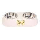 Imagen que muestra el producto Comedero Doble Con Moño. Comedero doble para mascotas cuenta con moño decorativo, bowls removibles y piezas antideslizantes. Material: Plástico, metal
Color: Café, hueso Disponible: Razas pequeñas