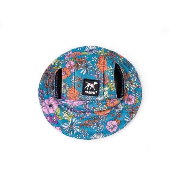 Imagen que muestra el producto Sombrero Pesquero Para Mascotas Talla S. Gorro pesquero para mascotas con estampado de flores, cuenta con dos orificios por los que podrá sacar las orejas y tirilla de tela con pieza de metal para ajustar a la medida. Material: Póliester, metal                                     Color: Azul                                                                         Disponible: Razas pequeñas.