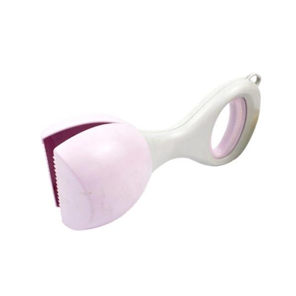 Imagen que muestra el producto Recolector Corto Para Mascotas. Manten tus manos y nariz lejos de la suciedad con este recolector de desperdicios, cuenta con mango largo con botón para facilitar la recogida de residuos sin esfuerzo. Material: ABS Color: Azul, rosado