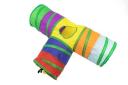 Imagen que muestra el producto Tunel Multicolor Para Mascotas. Túnel para mascotas fácil de guardar y transportar cuenta con estructura de alambre que brinda estabilidad, forraje de tela multicolor que brinda flexibilidad y pelota de felpa. Material: Poliéster, alambre  Color: Disponible en la foto  Disponible: Razas pequeñas