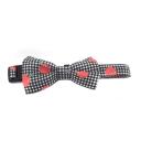 Imagen que muestra el producto Corbatín De Cuadros  Para Mascotas. Corbatin con estampado estilo tartán, cuenta con broche de seguridad, hebilla ajustable y anillo tipo D para fijar la correa. Material: Poliéster Color: Negro, azul Disponible: Razas pequeñas y medianas