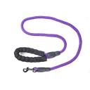 Imagen que muestra el producto Correa Con Reflectivo Para Mascotas. Correa con tejido reflectivo, mango cómodo y gancho para fijar al arnés o collar. Material: Poliéster, metal   Color: Rojo, verde, azul, morado, negro                                                                                                Disponible: Razas pequeñas. Medidas: Largo 1,10cm * Ancho1cm