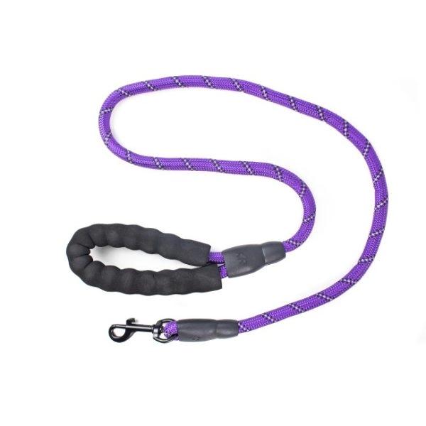 Imagen que muestra el producto Correa Con Reflectivo Para Mascotas. Correa con tejido reflectivo, mango cómodo y gancho para fijar al arnés o collar. Material: Poliéster, metal   Color: Rojo, verde, azul, morado, negro                                                                                                Disponible: Razas pequeñas. Medidas: Largo 1,10cm * Ancho1cm