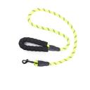 Imagen secundaria del producto Correa Con Reflectivo Para Mascotas. Correa con tejido reflectivo, mango cómodo y gancho para fijar al arnés o collar. Material: Poliéster, metal   Color: Rojo, verde, azul, morado, negro                                                                                                Disponible: Razas pequeñas. Medidas: Largo 1,10cm * Ancho1cm