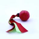 Imagen secundaria del producto Pelota Chillona Con Cintilla Para Mascotas. Pelota con estampado de huellitas, cuenta con cintillas de colores y sonido interno. Material: Caucho, tela                                                                                   Color: Verde, rojo, azul, naranja                                                         Disponible: Razas pequeñas.