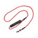 Imagen que muestra el producto Correa Redonda  Reflectivo Para  Mascotas. Correa con tejido reflectivo, mango cómodo y gancho para fijar al arnés o collar. Material: Poliéster, metal    Color: Rojo, azul, rosado, negro     Disponible: Razas pequeñas. Medidas: Largo 1,20cm * Ancho 0,5cm