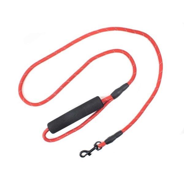 Imagen que muestra el producto Correa Redonda  Reflectivo Para  Mascotas. Correa con tejido reflectivo, mango cómodo y gancho para fijar al arnés o collar. Material: Poliéster, metal    Color: Rojo, azul, rosado, negro     Disponible: Razas pequeñas. Medidas: Largo 1,20cm * Ancho 0,5cm