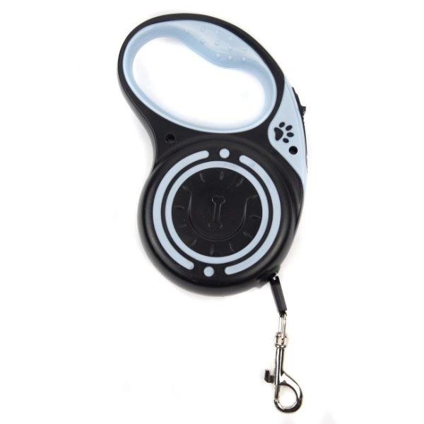 Imagen que muestra el producto Correa Retráctil De 3M Y 5M. Correa retractil, cuenta con estampado de huella y botón para fijar la correa. Trae 3M de cuerda. Material: Plástico, metal Color: Negro, rosado, azul Disponible: Razas pequeñas, Medianas