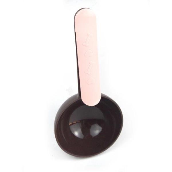 Imagen que muestra el producto Cuchara Medidora Para Mascotas. Cuchara medidora de alimento. Material: Plástico  Color: Azul con rosado, blanco con azul, gris con verde, café con rosado