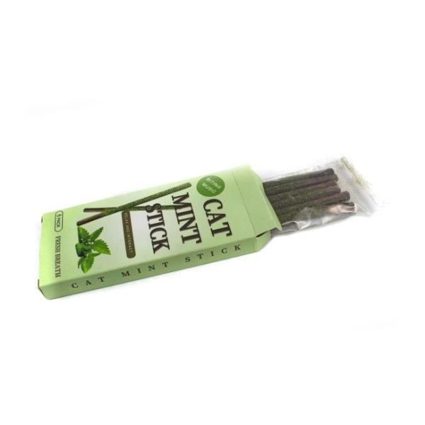 Imagen que muestra el producto Juguete Palos  De Catnip Para Mascotas. Cajita con palitos de matatabi cubiertos de catnip. Contiene 6 unidades. Material: Catnip, matatabi Color: Verde Disponible: Razas pequeñas.
