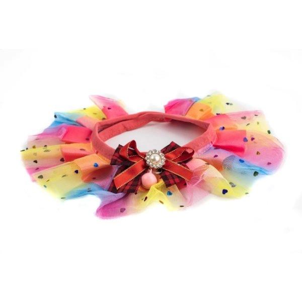 Imagen que muestra el producto Cuello Estilo Tutú Talla S Para Mascotas. Collar con moño en el centro y cinta de tela ajustable. Talla S. Material: Poliéster                                                                              Color: morado, rosado, negro, blanco                                                     Disponible: Razas pequeñas