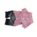 Imagen secundaria del producto Enterizo Jean Para Mascotas. Enterizo jean con ovejero para mascotas, cuenta con botones inferiores para apuntar. Material: Poliéster Color: Azul, rosado, gris Disponible: Razas pequeñas y medianas.