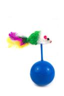 Imagen que muestra el producto Juguete Pelota Con Ratón Para Mascotas. Juguete interactivo, cuenta con base semiésferica y ratón de felpa en la parte superior. Material: Poliéster, PVC Color:  Azul, verde, rosado Disponible: Razas pequeñas.