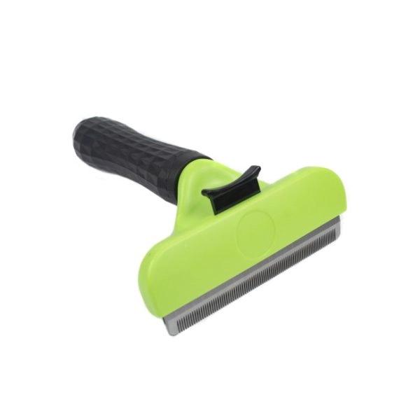 Imagen que muestra el producto Fullminator Para Mascotas. Cepillo rastrillo para mascotas, cuenta con cerdas de metal pequeñas, botón trasero para expulsar el pelo y mango antideslizante. Material: Plástico, metal Color: Naranja, morado, amarillo, verde Disponible: Razas medianas y grandes con pelaje corto, denso y grueso.