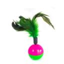 Imagen que muestra el producto Juguete Pelota Bicolor Con Plumas Para Mascotas. Juguete interactivo, cuenta con base semiésferica y plumas en la parte superior. Material: Plástico, plumas Color: Verde con rosado. Disponible: Razas pequeñas.