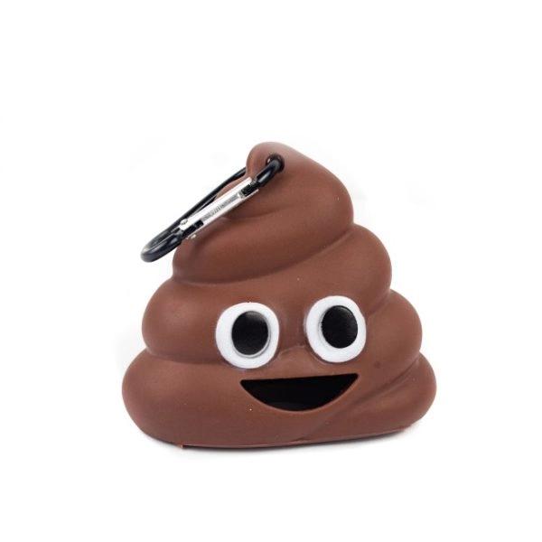 Imagen que muestra el producto Porta Bolsas Emoji Popó. Porta bolsas con diseño de emoji de popó, cuenta con un orificio en donde podrá guardar las bolsas higiénicas y gancho de metal ideal para fijar al collar o arnés de su mascosta. Material: Plástico Color: Disponible en la foto Disponible: Razas pequeñas, medianas y grandes
