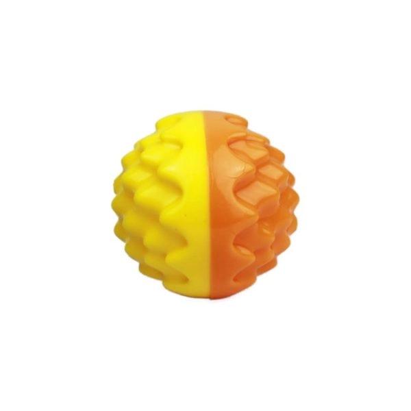 Imagen que muestra el producto Pelota Bicolor Para Mascotas. Juguete pelota chillona. Ayuda a limpiar el sarro. Material: Plástico Color: Amarillo con naranja, amarillo con azul Disponible: Razas pequeñas y medianas