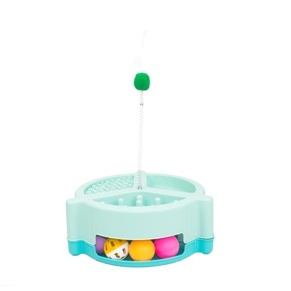 Imagen que muestra el producto Juguete Interactivo Comedero Pista De Pelotas. Juguete interactivo combinación de comedero y pista de pelotas, cuenta con cuatro pelotas y alambre con plumas para incrustar en el centro. Empaque en plástico. Material: Plástico Color: verde, azul, naranja Disponible: Razas pequeñas