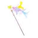 Imagen que muestra el producto Juguete Palo Con Moño Y Plumas Para Mascotas. Varita con plumas y cascabel. Material: Plástico, plumas Color moño: Rojo, azul, amarillo, rosado, morado  Disponible: Razas pequeñas.