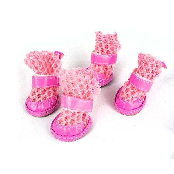 Imagen que muestra el producto Zapatos De Tela Suela Maciza Para Mascotas. Zapatos para mascotas, cuenta con malla antitranspirante, velcro ajustable y almohadillas rigidas. Talla 1. Talla 2 Material: Poliéster, sintético Color: Verde, rosado, azul, negro Disponible: Razas pequeñas. Medidas: Talla 1 : Largo4 cm * Ancho 5.5 cm Talla 2: Largo 5.5cm * Ancho 4cm