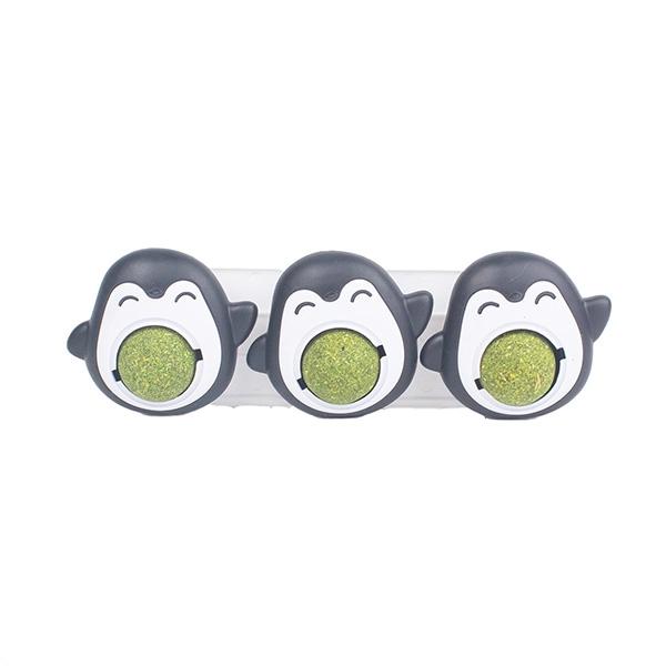 Imagen que muestra el producto Set X 3 Catnip Pingüino. Set x 3 Catnip pingüino. Presentación tipo bandeja, cuenta con tirilla adhesiva para fijar a superficies planas. Material: Plástico, catnip Color: Verde, negro, rosa Disponible: Razas pequeñas
