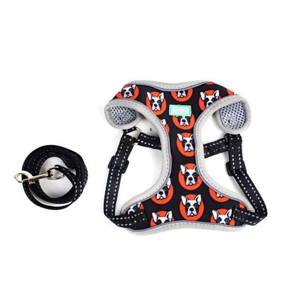 Imagen que muestra el producto Pechera  Estampada Con Tejido Reflectivo Talla M. Pechera estampada, cuenta con tejido reflectivo, hebillas ajustables, broche de seguridad y anillos tipo D para fijar la correa. Material: Poliéster, metal   Color: Rosado, negro, fucsia, blanco, azul                                                  Disponible: Razas pequeñas Medidas: TALLA M CUELLO  40-53 CM TORSO MIN-MAX 56-58 PESO MAXIMO – APROX 11-23 KG, TRAILLA 1,20 CM