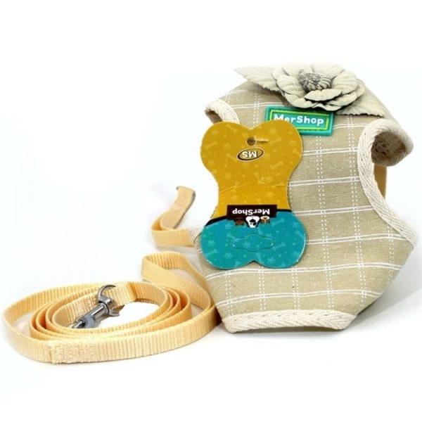 Imagen que muestra el producto Pechera  Para Mascotas Talla M. Pechera con corbatín, cuenta con gancho para ajustar a la medida y correa plana. Material: Poliéster, metal   Color: Rosado, vinotinto, beige                                                      Disponible: Razas pequeñas Medidas: TALLA M CUELLO  40-53 CM TORSO MIN-MAX 56-58 PESO MAXIMO – APROX 11-23 KG, TRAILLA 1,20 CM