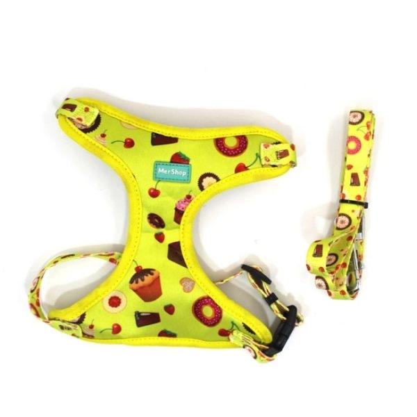 Imagen que muestra el producto Pechera  Para Mascotas Talla S. Pechera estampada con correa, cuenta con hebillas ajustables, broche de seguridad y anillo tipo D para fijar la correa. Material: Poliéster, metal   Color: Rojo, negro, verde                                                                         Disponible: Razas pequeñas Medidas: TALLA S CUELLO 30-41 CM TORSO MIN-MAX 41-53 CM PESO MAXIMO – APROX 5-11 KG, TRAILLA 1,20 CM