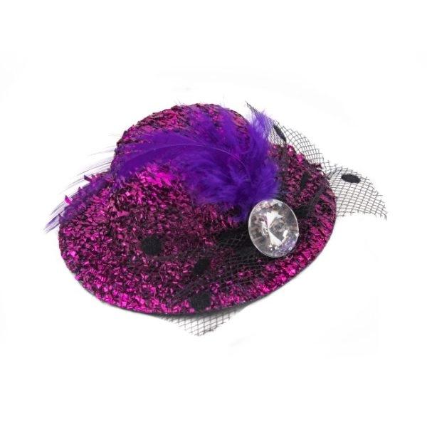Imagen que muestra el producto Sombrero Con Plumas Para Mascotas. Clip de sombrero para mascotas, cuenta con cubierta escarchada, moño con pluma decorativa y pinza de agarre. Material: Poliéster                                                    Color: morado, rosado, rojo, plateado, fucsia                           Disponible: Razas pequeñas