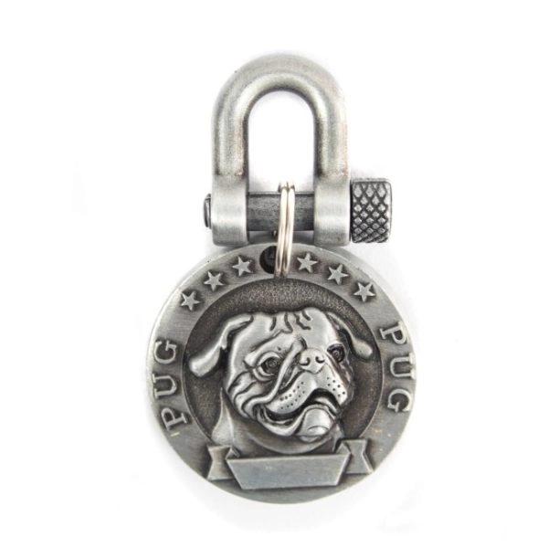 Imagen que muestra el producto Placa De Identificación Para Pug. Placa de identificación con estampado de Pug. Material: Metal                                                                    Color: Dorado                                                                                                         Disponible: Pug