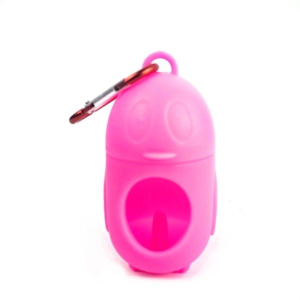 Imagen que muestra el producto Porta Bolsas Pingüino. Porta bolsa pingüino con hebilla para ajustar al arnés o pechera. Material: Plástico Color: Rosado, azul, amarillo, gris Disponible: Razas pequeñas, medianas y grandes.