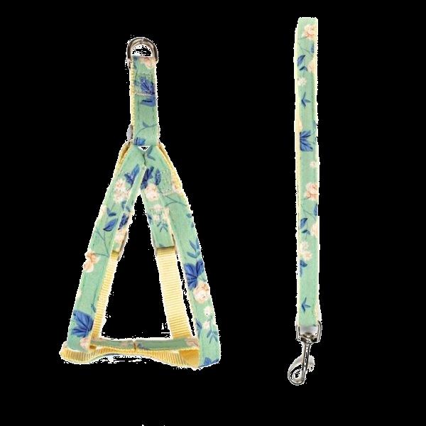 Imagen que muestra el producto Arnés De Flores Para Mascotas. Arnés con correa, cuenta con estampado de flores, hebillas ajustables, broche de seguridad y anillos tipo D para fijar la correa. Material: Poliéster, metal Color: Rosado, amarillo, negro, verde, beige Disponible: Razas pequeñas. Medidas: TALLA XS CUELLO 23-33 CM TORSO MIN-MAX 30-45 CM PESO MAXIMO – APROX 2-5 KG, TRAILLA 1,20 CM
