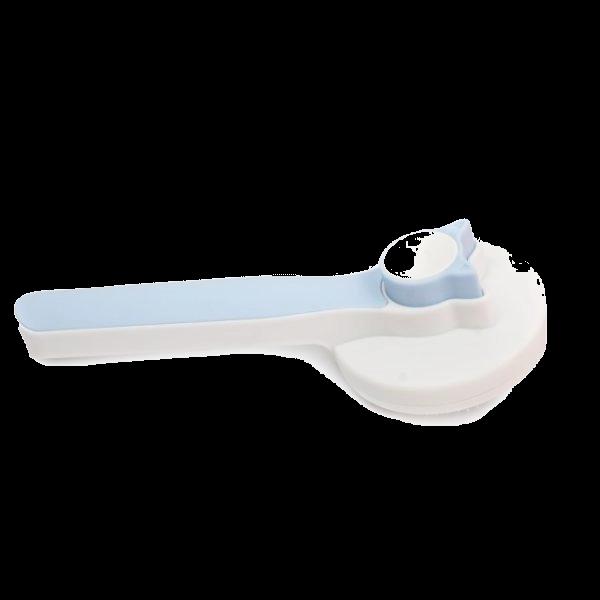 Imagen que muestra el producto Cepillo Botón De Gatito Para Mascotas. Cepillo de cabeza redonda, cerdas de metal, mango cómodo y ligero, botón trasero con diseño de gato ideal para expulsar el pelo. Material: Metal, Color: Gris, azul, rosado Disponible: Razas pequeñas y medianas con pelaje largo.