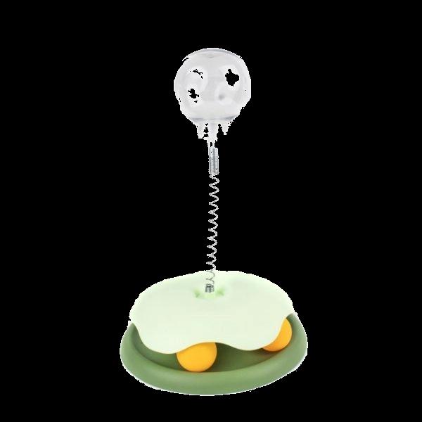 Imagen que muestra el producto Juguete Interactivo Multifuncional Para Mascotas. Juguete multifuncional que integra las funciones de un dispensador de premios y una pista de pelotas, su capsula transparente cuenta con agujeros por los cuales saldrán los snacks, alambre de metal, dos pelotas y una base ancha que proporciona estabilidad. Material: plástico, alambre Color: Verde Disponible: Razas pequeñas