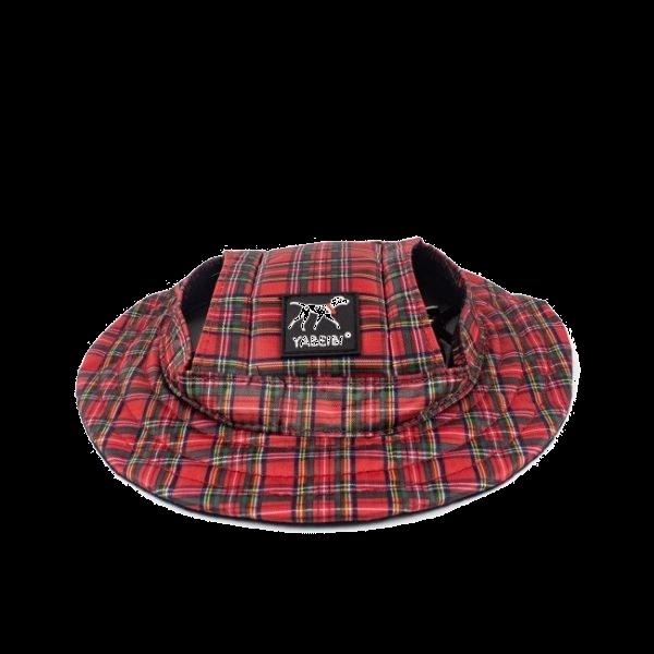 Imagen que muestra el producto Sombrero Estilo Tartán Para Mascotas Talla L. Gorro pesquero para mascotas con estampado estilo tartán, cuenta con dos orificios por los que podrá sacar las orejas y tirilla de tela con pieza de metal para ajustar a la medida. Material: Póliester, metal                                     Color: Rojo                                                                       Disponible: Razas medianas.